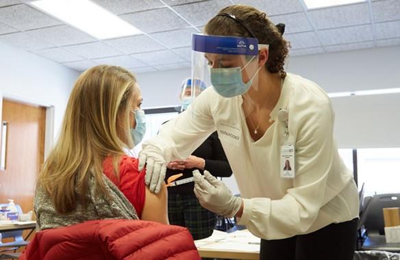 一名联合国卫生专业的学生正在给病人接种疫苗